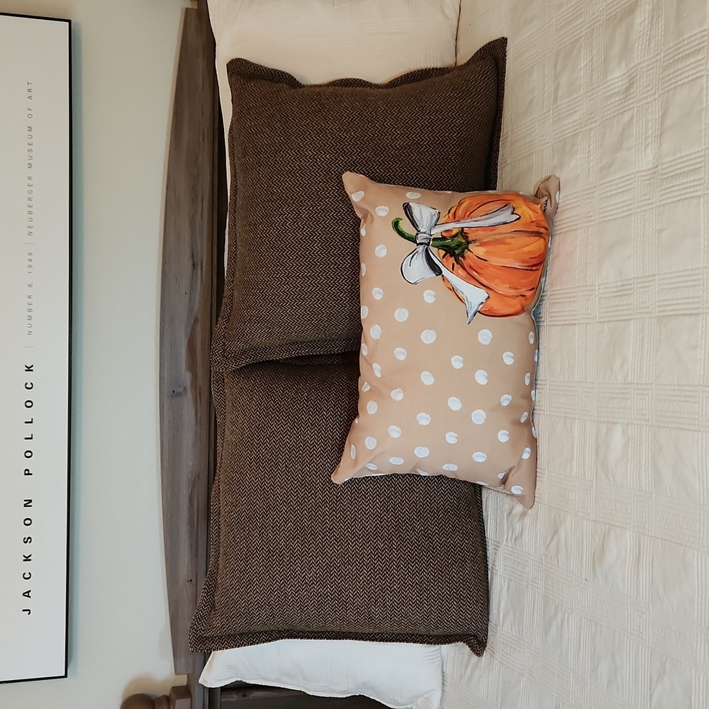 Decorative Seasonal Pillow - Timree - Picture 5 of 9